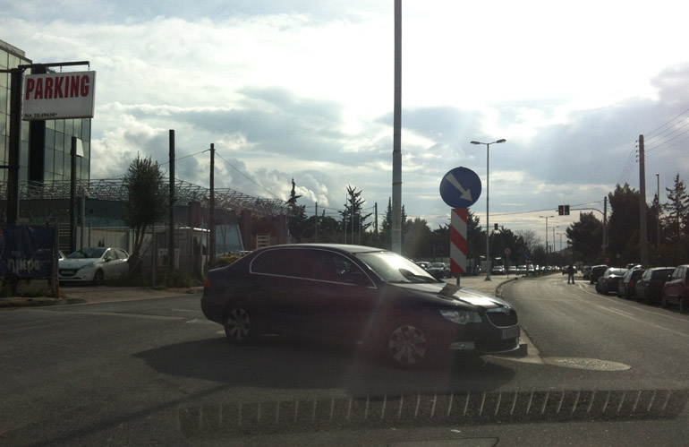 Και να θες να σκεφτείς τέτοιο παρκάρισμα δεν μπορείς....