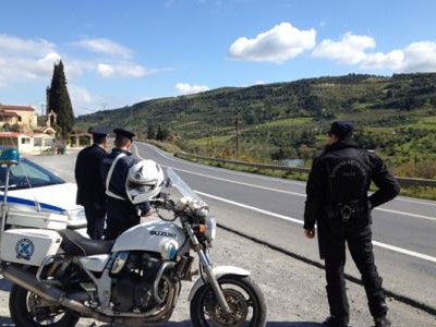 Αστυνομικοί έκλεισαν τον δρόμο για αγώνα που είχε πάρει αναβολή…