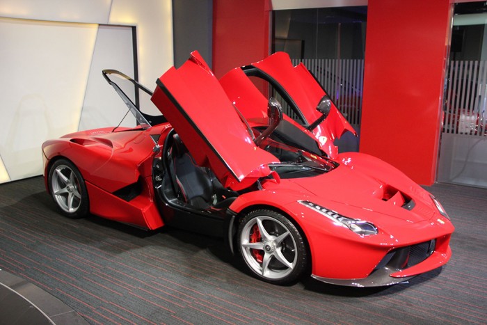 H πρώτη ίσως μεταχειρισμένη Ferrari LaFerrari πωλείται στο Ντουμπάι...