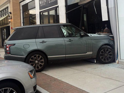 Μπήκε στη βιτρίνα με το Range Rover…