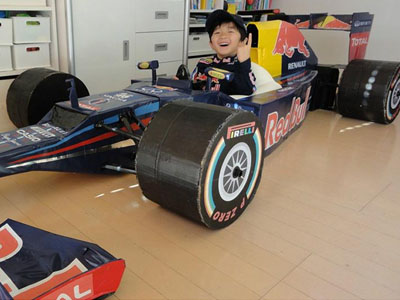 Έφτιαξε Formula 1 από… χαρτόνι