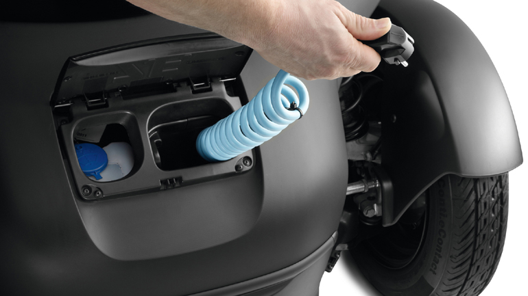 Η φόρτιση του ηλεκτρικού Twizy γίνεται από μία κοινή πρίζα