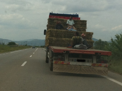 Τους μετέφεραν σαν τα… τσουβάλια