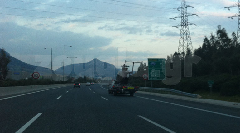 Το ελικόπτερο πάνω σε τρέιλερ που τραβά επαγγελματικό pick up κινείται στην Αττική οδό και όχι κάπου στο εξωτερικό!