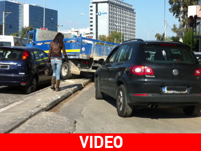 Φορτηγό «καβάλησε» πεζοδρόμιο για να βγει στον δρόμο Φορτηγό «καβάλησε» πεζοδρόμιο για να βγει στον δρόμο