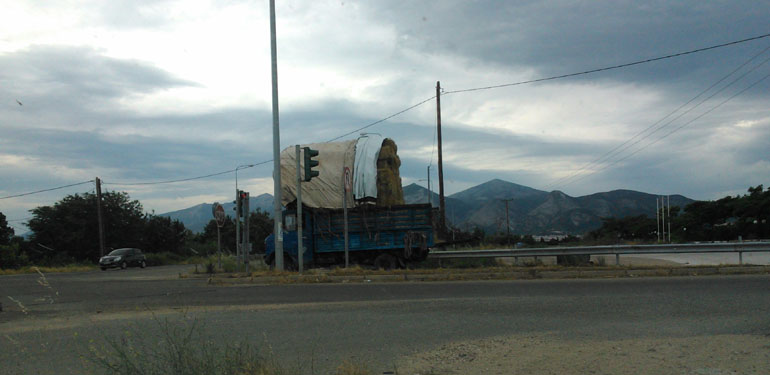 Αυτό το όχημα έτσι όπως είναι φορτωμένο κυκλοφορεί στο δρόμο...