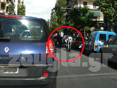 Παράτησε ανάποδα το μηχανάκι στη μέση του δρόμου!