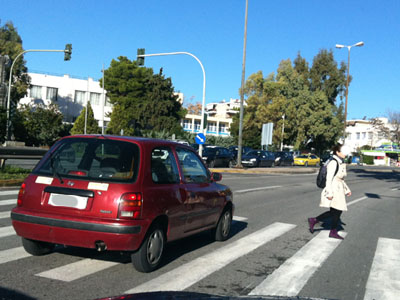 Περιμένοντας πάνω στη διάβαση…