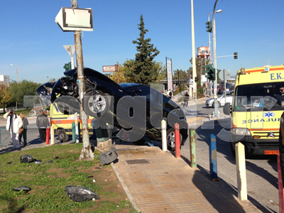 Αυτοκίνητο… σκαρφάλωσε σε κολώνα!!!!