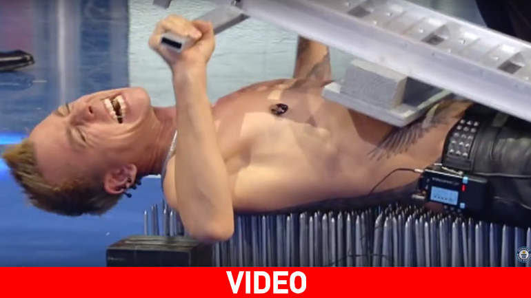 Απίστευτο: Ήταν ξαπλωμένος σε καρφιά και πέρναγαν από πάνω του μοτοσικλέτες…