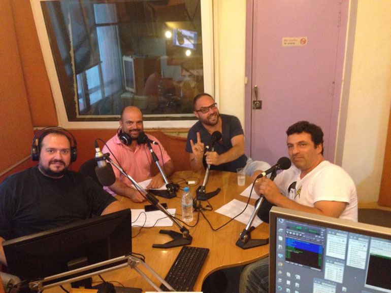 Από αριστερά: Παστριμάς, Χατζητόλιος, Μπούνιας και Γιαννούλας στο studio του ραδιοφώνου 'Στο Κόκκινο 105.5'...