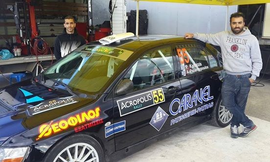 O Τάκης Καιτατζής (δεξιά) έχει μεγάλη αγάπη για τους αγώνες του μηχανοκίνητου αθλητισμού