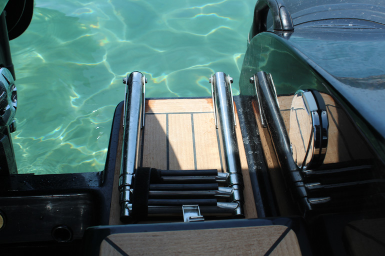 Σκάλα στην δεξιά πλατφόρμα...