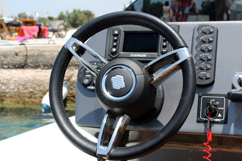 Πολύ καλή η αίσθηση του τιμονιού...