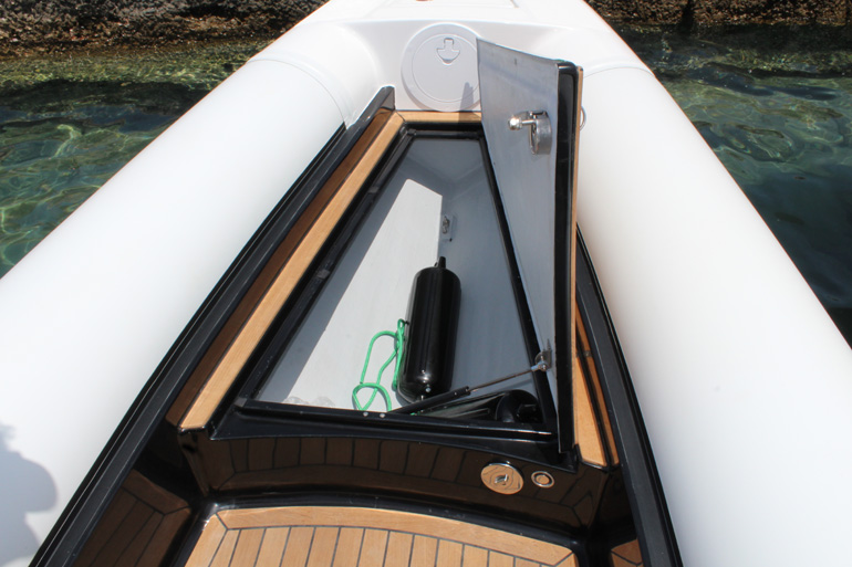 Αποθηκευτικός χώρος στην πλώρη...