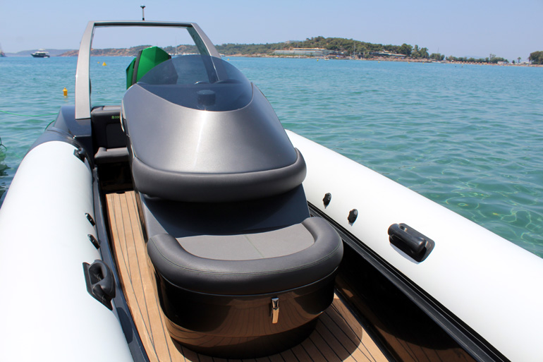 Σπορ και αεροδυναμική η κονσόλα του Totem 69...