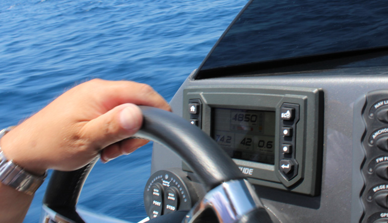 Τα... γκάζια ανεβαίνουν πολύ με την βοήθεια της κορυφαίας 300άρας μηχανής της Evinrude...