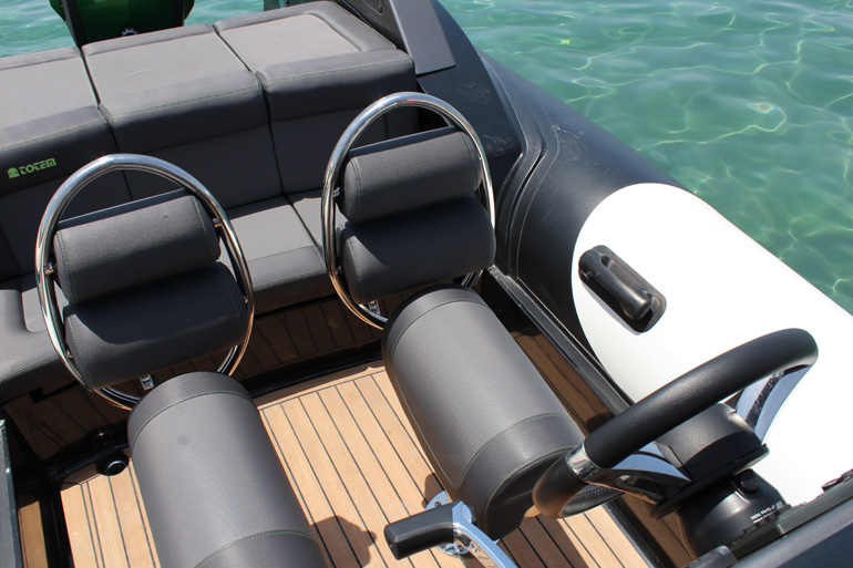 Tα δύο καθίσματα μπορεί να μην δείχνουν άνετα αλλά στην πράξη είναι... Ο χώρος είναι λίγο περιορισμένος...