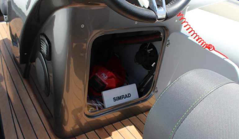 Χώρος κάτω από την κεντρική κοσνόλα...