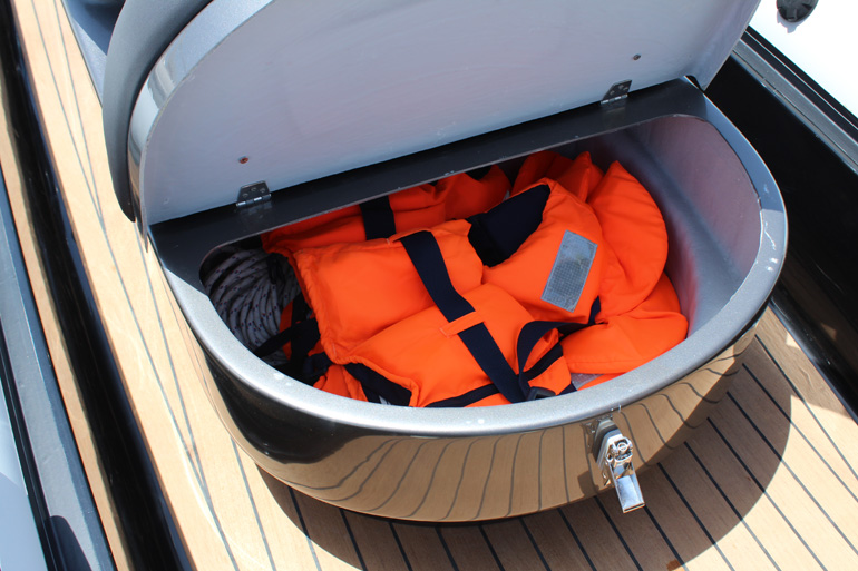 Το εμπός κάθισμα (που είναι και άνετο) έχει και αποθηκευτικό χώρο...