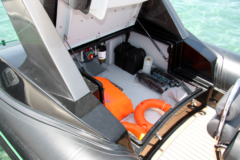 Μπορεί η άνεση από πλευράς χώρων για αρκετούς (ανάλογα με τα... κιλά) να μην είναι το σήμα κατατεθέν του Totem 69 αλλά ο χώρος κάτω από τον τριθέσιο καναπέ της πρύμνης είναι ιδιαίτερα μεγάλος...