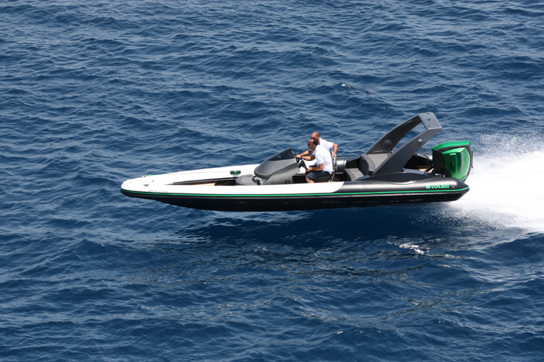 Πετάει ένα σκάφος; Κι όμως... πετάει!!! Ακόμα και όταν η θάλασσα δεν είναι... φουσκωμένη!