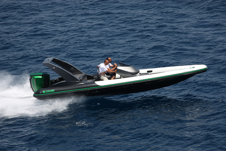 Mε την ολοκαίνουργια Evinrude G2 300 μπορείς να αγγίξεις ακόμα και τα 58 Knots...