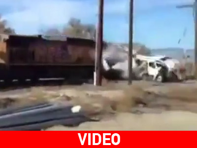 Σύγκρουση τρένου με βυτιοφόρο μπροστά στην κάμερα