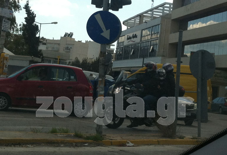 Τρικάβαλο και το μικρό παιδί στη μέση αλλά με... προστατευτικό κράνος