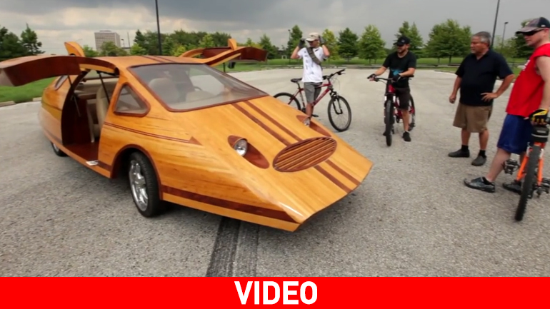 O άνθρωπος που κατασκευάζει… ξύλινα αυτοκίνητα