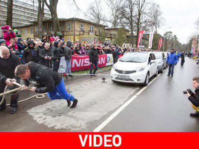 Άντρας τραβά 12 αυτοκίνητα βάρους 12.941 κιλών!