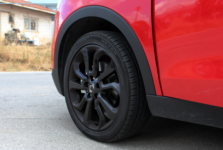 Η πλούσια έκδοση διαθέτει μαύρες ζάντες 18 ιντσών