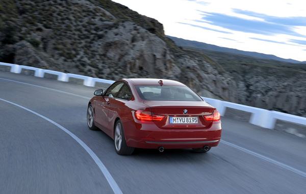 Στο δρόμο και ειδικά σε στροφές είναι απολαυστική