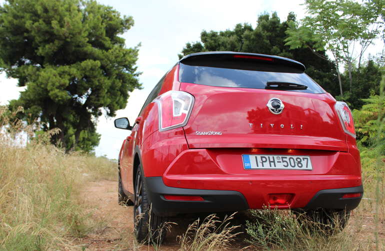 Χάρη στην απόσταση των 16,7 εκατοστών του αμαξώματος από το έδαφος, είναι ικανό και στο χώμα