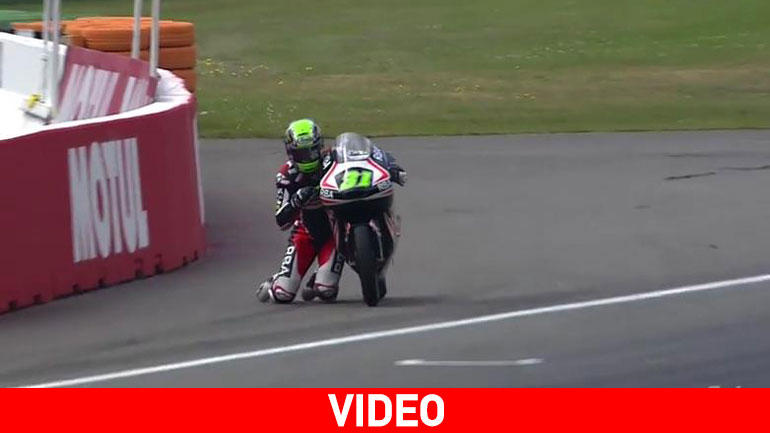 Τερμάτισε με τα γόνατα στην άσφαλτο!