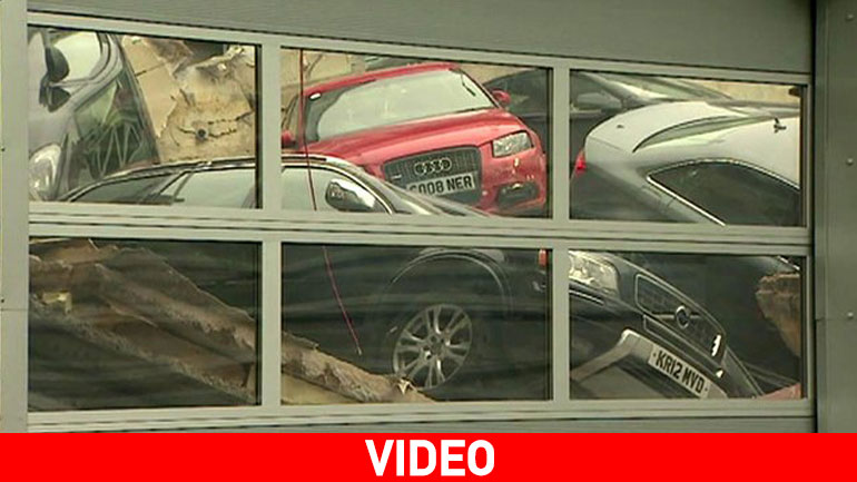 Έπεσε η οροφή σε αντιπροσωπεία της Audi