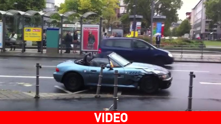 Έβαλε φωτιά και το έκαψε μπροστά στην έκθεση