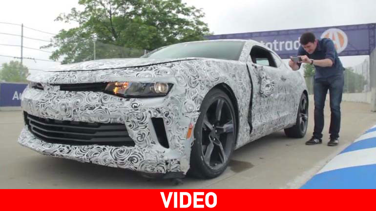 Τράκαρε την Camaro και τον έδιωξαν από την παρουσίαση!