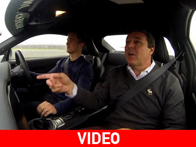 Όταν ο μπαμπάς μαθαίνει τον γιο του να οδηγεί!