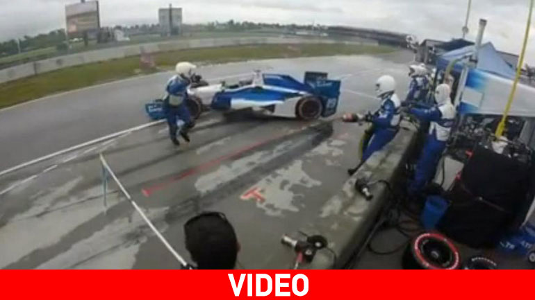 Οδηγός αγώνων χτυπά τον μηχανικό του!