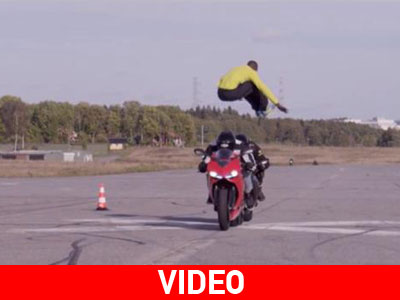 Πήδηξε πάνω από δύο μοτοσικλέτες που κινούνταν με 110 χλμ./ώρα!