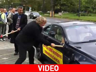 Διέλυσε με τσεκούρι και βαριοπούλα το πανάκριβο αυτοκίνητο του! Διέλυσε με τσεκούρι και βαριοπούλα το πανάκριβο αυτοκίνητο του!