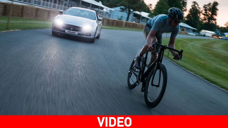 Maserati εναντίον ποδηλάτου στο Goodwood