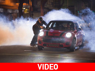Το MINI JCW μονομαχεί με αθλητή του skate!
