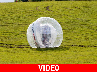 To Nissan Note κατρακυλά στο λόφο μέσα σε μια μπάλα!