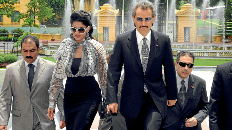 Δωρίζει από μία Bentley στους πιλότους των αεροσκαφών