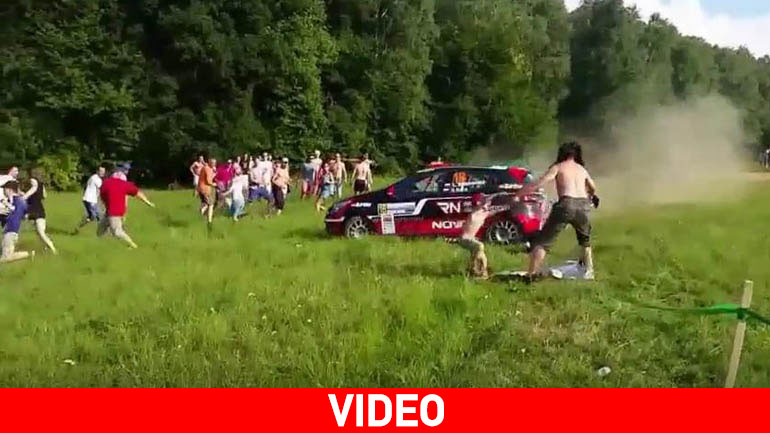 Θεατές τρέχουν πανικόβλητοι να γλυτώσουν από το αγωνιστικό