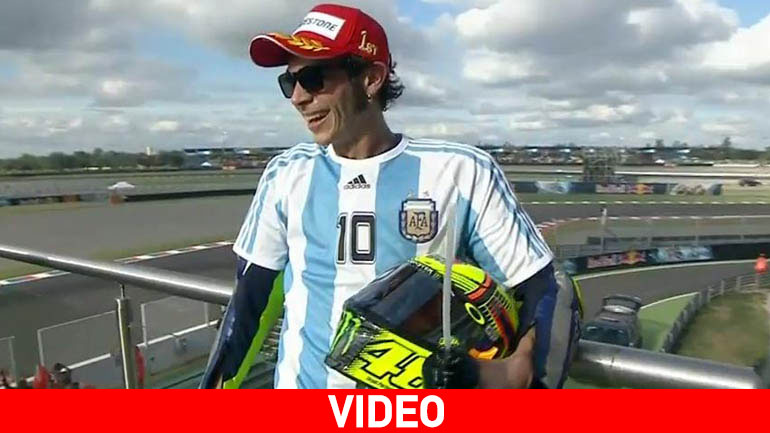 Ο Rossi τραγουδά για τον Μαραντόνα