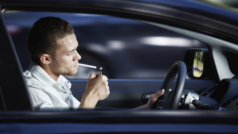 Τέλος το κάπνισμα στα αυτοκίνητα όταν επιβαίνουν παιδιά