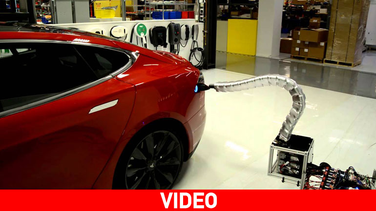 Ρομπότ-φίδι φορτίζει τα ηλεκτροκίνητα αυτοκίνητα